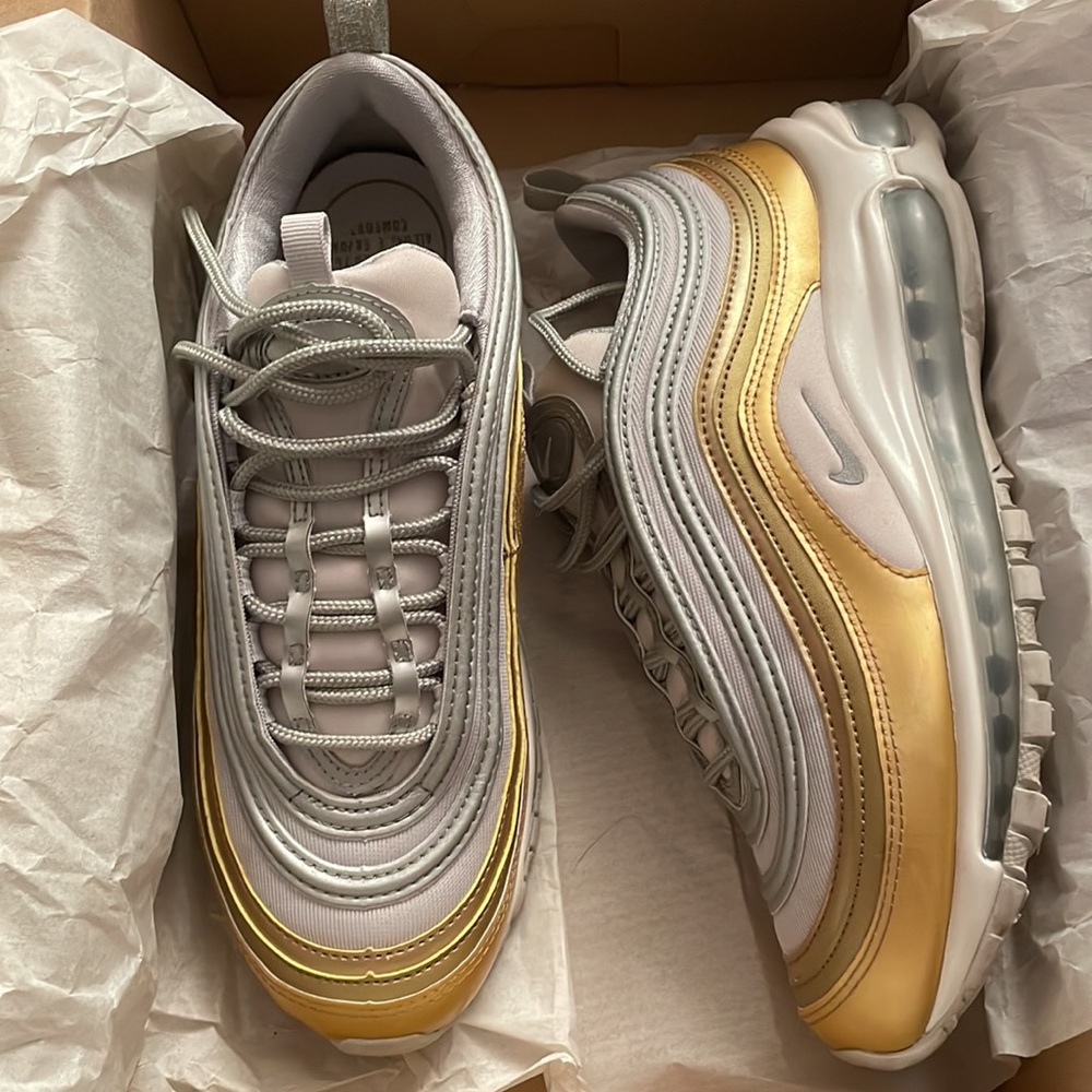 Excellent condition White, Gold, Silver & Grey Nike Air Max 97 SE size 7.5